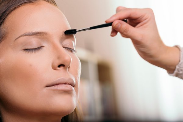 Maquillage sourcils semi-permanent : techniques et avantages à connaître